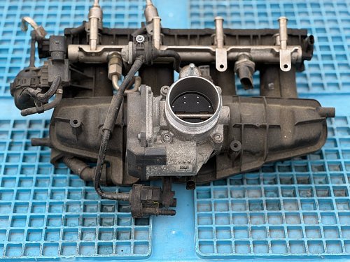 Sací můstek sací potrubí 1.8 2.0TSI Audi A3 TT Seat Škoda VW Passat 06J133185BJ