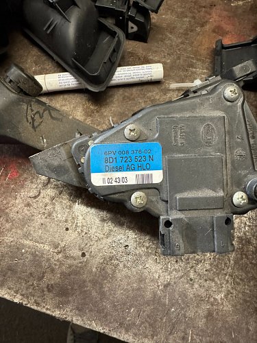 Audi A4 B5 A6 4B VW Passat 3B 3BG Škoda Superb 3U TDI Plynový pedál 8D1723523N  6PV 008 376 -02