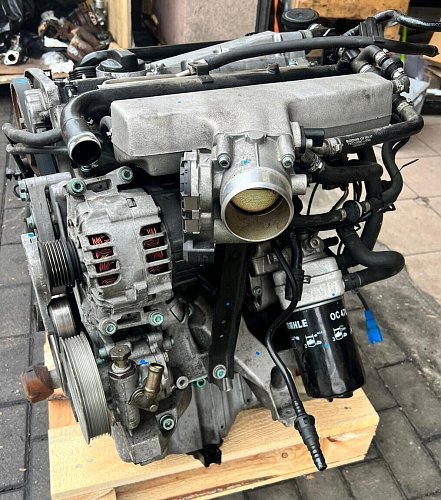 Držák olejového filtru   Audi A4 B6 8E 2001 AVANT AVJ 1,8 T