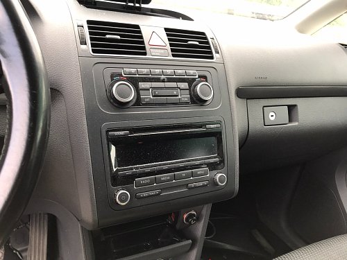 VW Touran 2012 1,6 TDI CAYV .1T0 858 005 B uchyceni uprostred 9b9 pámeček rádio