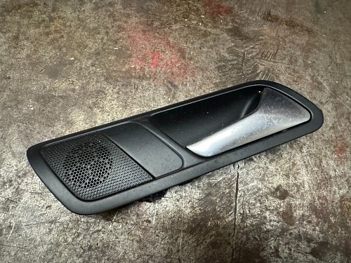Klika dveří zadní PRAVÁ uvnitř VW Passat 3C klika reproduktor