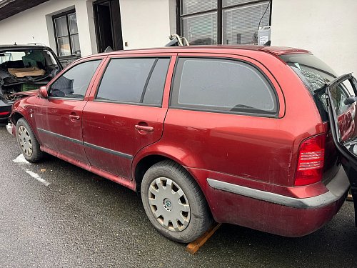 1U9 845 216 C sklo dveri (pevne) vpravo vzadu sklo zelene