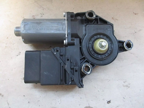 Golf V 2005 motor regulátoru zadního pravého okna 1K0959704J VW 3