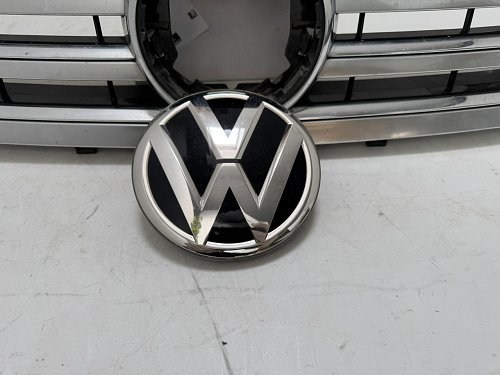 3D0 853 601 E / 3D0 853 601F JZA  znak VW  přední radar maska  ​​Passat 3C PHAETON 2