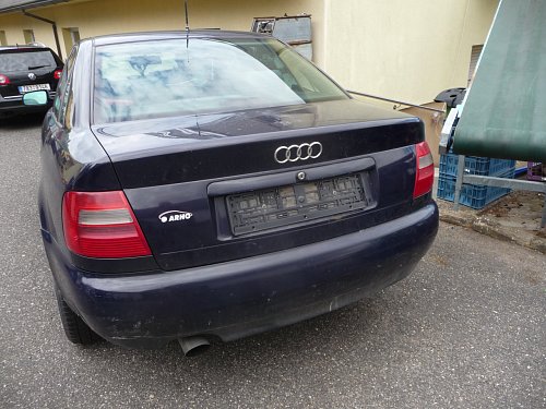Audi A4 B5 1996 97 98 8D0 8D5  SEDAN LIMUZÍNA ZADNÍ OKNO SKLO  zadni vyhrivane  s antenou zelena  limuzina