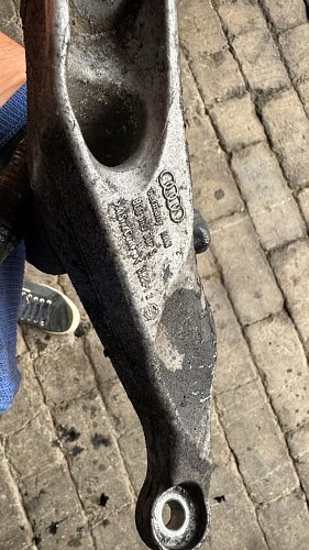 držák motoru levý Audi A4 B7 8E0199307S