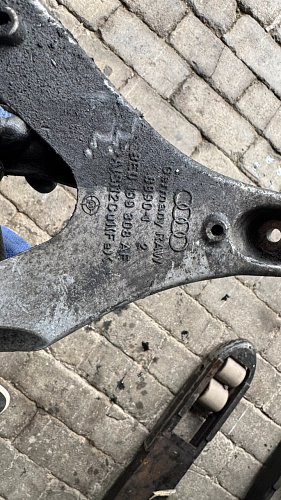 držák motoru Audi A4 B7 8E pravý 8E0199308Ae  2.0 Tdi 2006