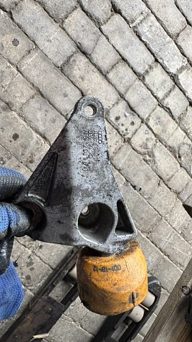 Uchycení motoru Audi A4 B7 8E0 199343N