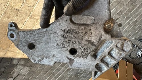 VW Golf 5 6 Diesel držák uchycení motoru pravý 03L199207