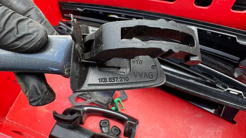 Klika dveří levá zadní VW Sharan (7N) 1K8837210B