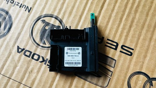JEDNOTKA ECU regulátoru oken předních dveří Volkswagen Touran I 2011