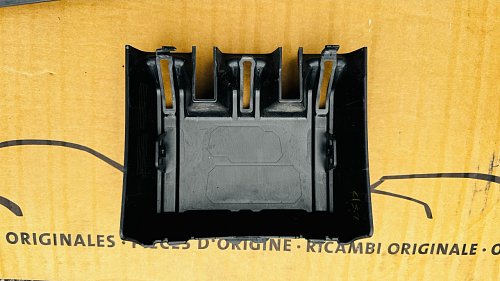 658 853 655 A Krytka  ZD4 satenove cerna KRYT radaru do masky Škoda Kamiq 2024 face