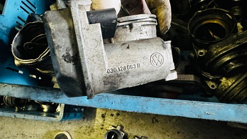 Škrtící klapka, klapka sání VW Audi Seat 03G128063B. Náhrada 03G128063K