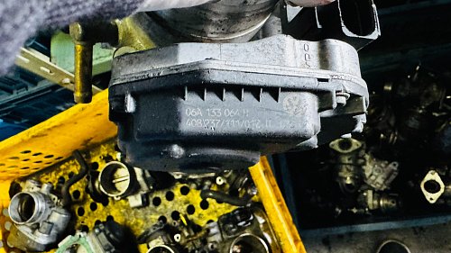 Škrící klapka VW AUDI Těleso hrdlo sání 06A133064H