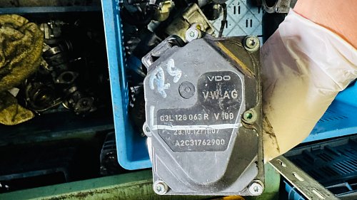 03L 128 063 R V100   Škrící klapka VW AUDI Těleso hrdlo sání