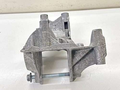 070 199 343 A  Vzpěra vpredu dole  na motoru