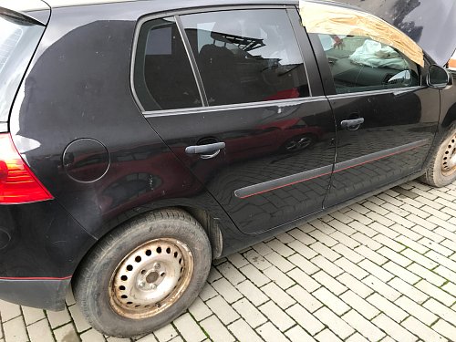 5K6 845 025 C Sklo dveří vlevo vzadu sklo zelene