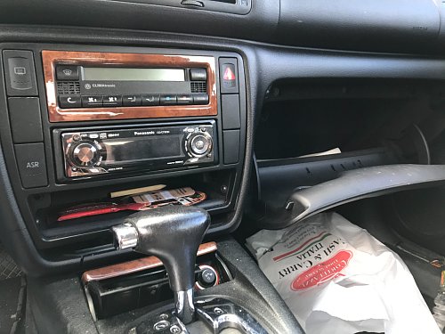 3B1 907 044 J  Jednotka zobrazovací a obsluž- ná s jednotkou řídicí pro elektron. řízenou klimatizaci osvetleni: cervena/modra