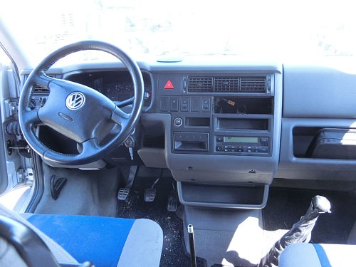 7D1 819 703 B   01C Skříňka pro vzduchovou trysku uprostred  05/00-08/03 01C satenove cerna