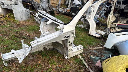 VW Golf 7 VII 5G1 výřez z karoserie přední špička podběh kola přední