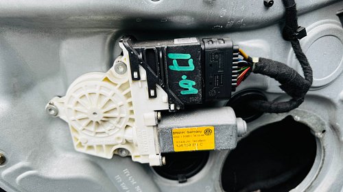 Motor elektrického stahování oken, zadní levý, VW Golf 4 Bora, motor stahování oken 1J4959811C