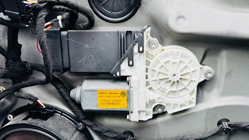Motorek stahování předního levé okna VW Bora Golf 4 iv