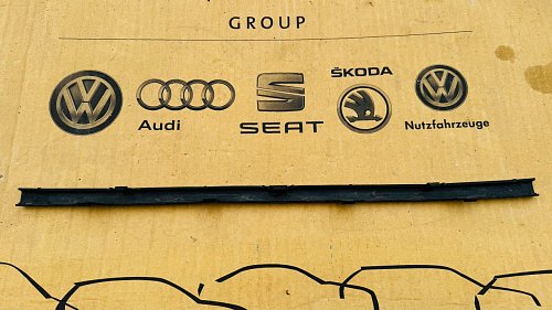 81A 807 663    kus spojovaci uprostred  Audi Q2 - 2016 Přední lišty nárazníku