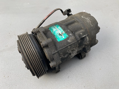 7D0 820 805    kompresor klimatizace s elektromagnetickou spojkou u vozidel s 2. vyparnikem