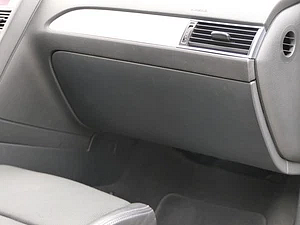 4F1 858 134    Víko odkládací přihrádky   01/04-02/09 6PS ČERNÁ SOUL