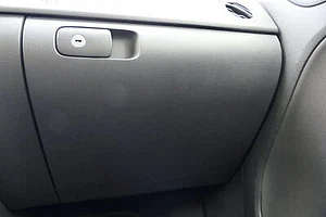 5M1 857 114 D  Uchycení kapsy přístroj.desky (strana spolujezdce)