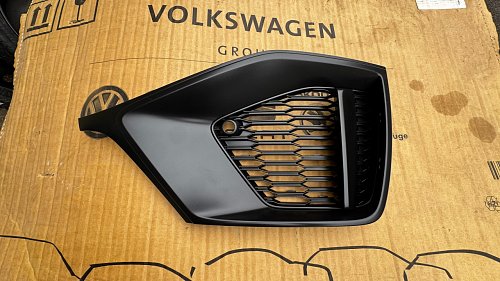 Mřížka nárazníku pravá Audi Q8 4M8