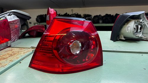 Levé vnější zadní světlo 1K6945095E / 028490102B VW Golf V 1K rok výroby 2005