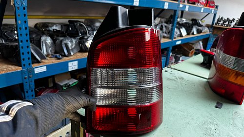 Levé zadní světlo 12V PY21W HELLA s technologií žárovek pro VW TRANSPORTER T5