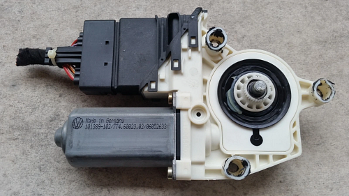 1C0 959 811    001 Motorek spouštěče oken